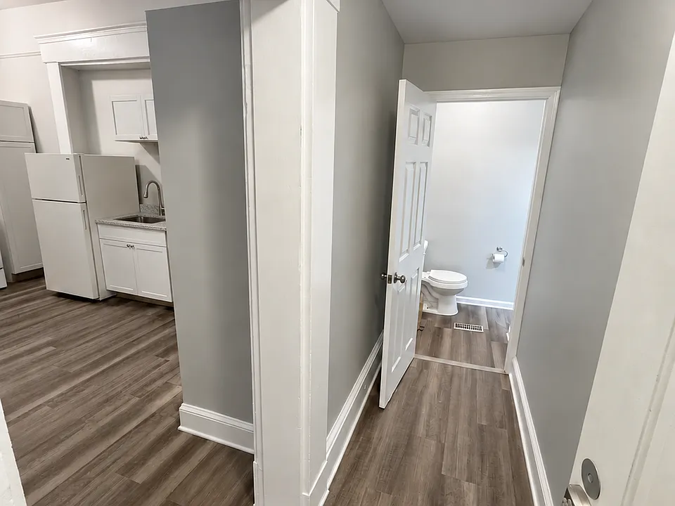 313 W 6th St #1