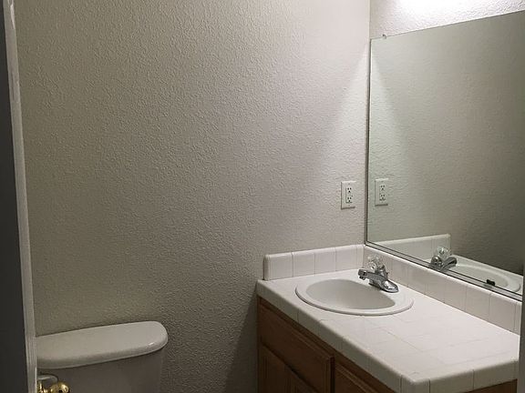 5th image of 556 Vermont Ave #E