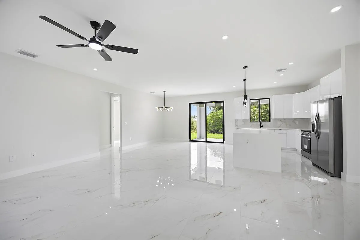 3 bed, 2.0 bath, 1308 sqft, $2,200 — Photo 3