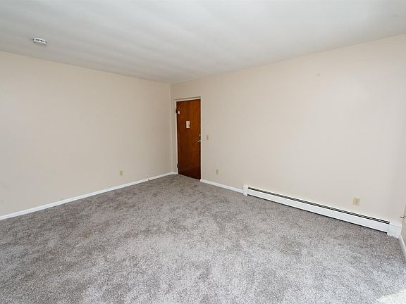 4th image of 819 Rosemont Ave #6