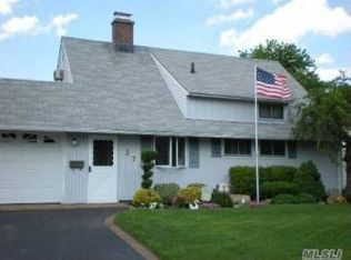 37 Dock Ln, Wantagh, NY 11793