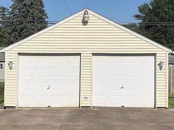 3rd image of 1329 Fleetwood Dr