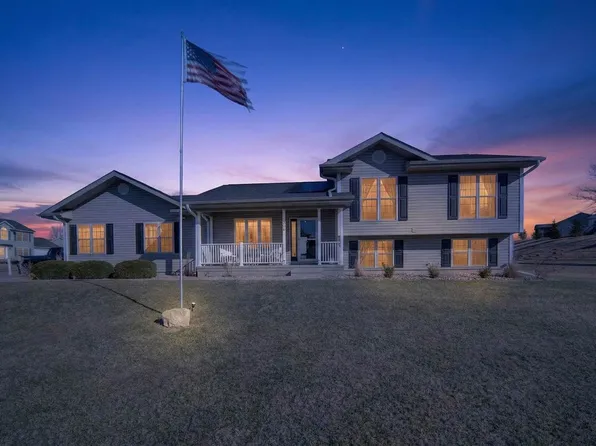 304 Nightingale Dr, Tiffin, IA 52340