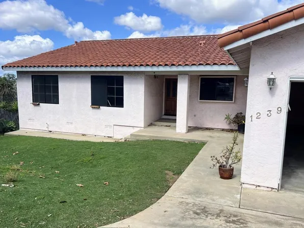 1239 Cypress Dr, Vista, CA 92084
