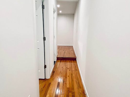 5th image of 208 E 7th St APT 17
