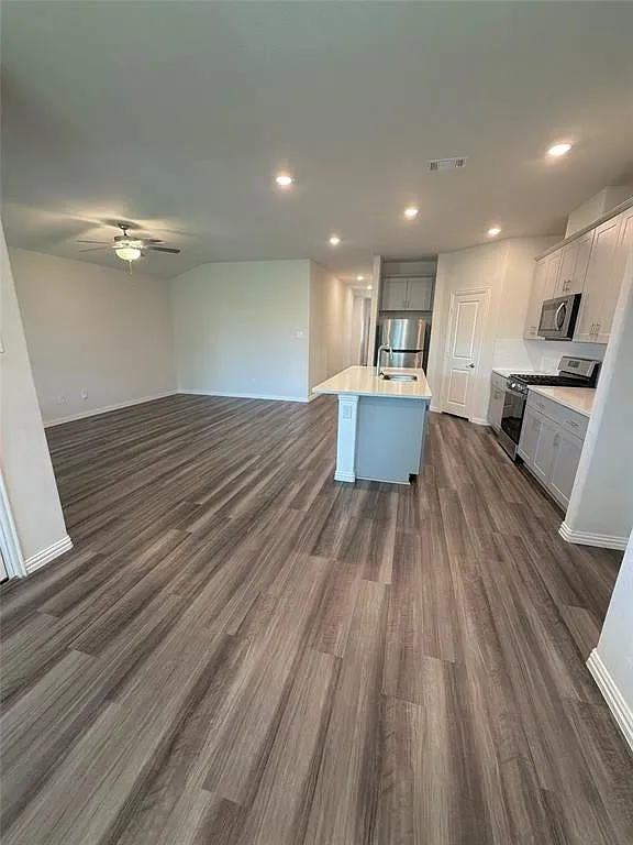 4 bed, 1731 sqft, $2,400 — Photo 4