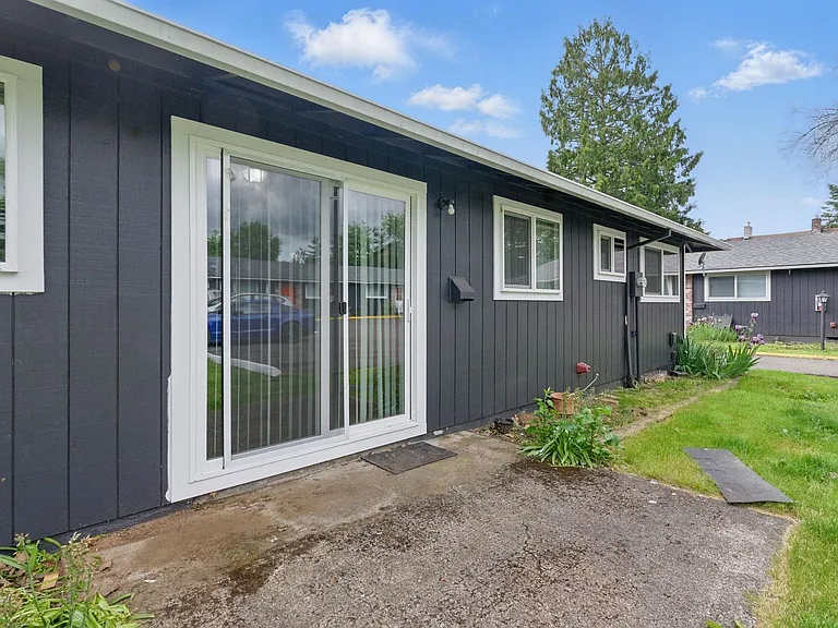 Comfort & Convenience in the Heart of Lents! — Photo 21