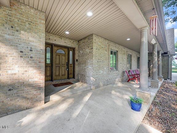 3rd image of 813 Woodland Dr
