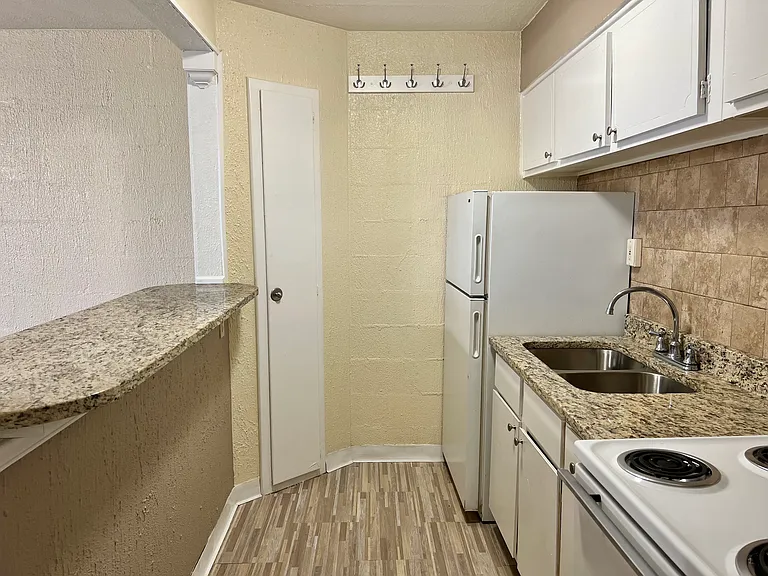 Heather House Apartments — Photo 37