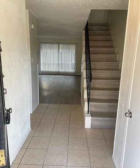 915 N Elm St — Photo 5