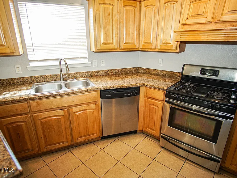 528 Green Village Ct #B — Photo 7