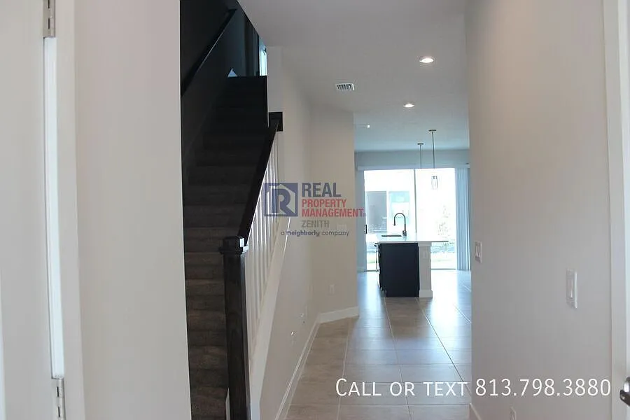 Newer 3BR/2.5BA Townhome in Prime Lutz Location — Photo 2