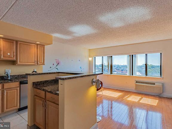 3rd image of 200 Lombard St #821
