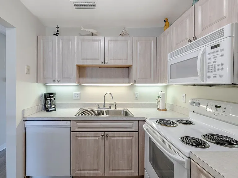 44 Woodland Dr #204 — Photo 18