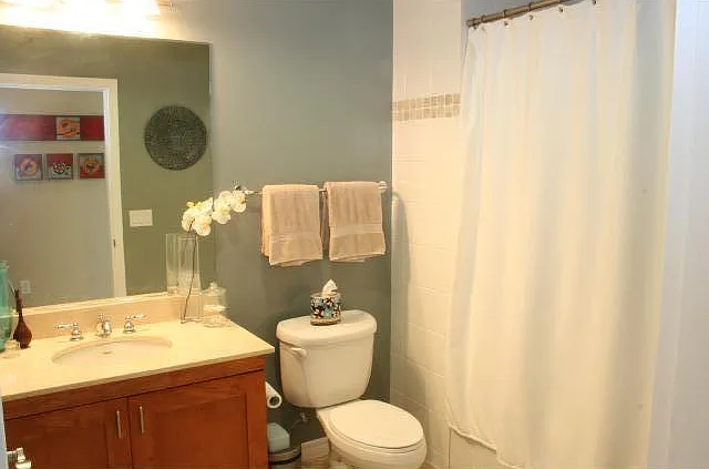 Main Bathroom with tub