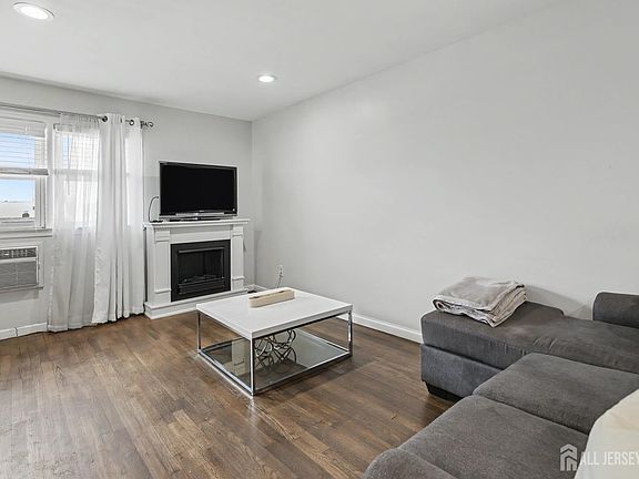 4th image of 300 W Munsell Ave APT Cc5