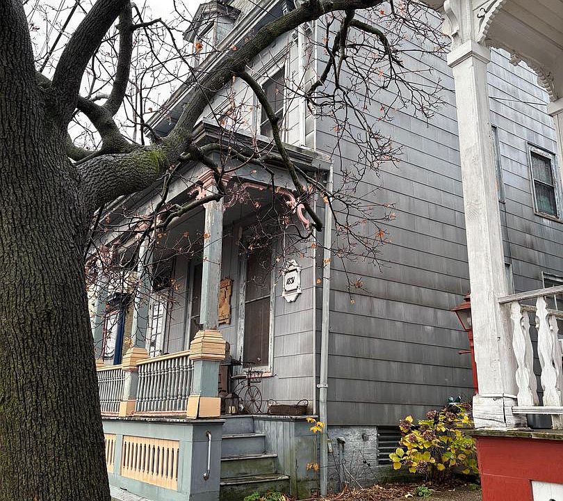 2nd image of 402 Prince St