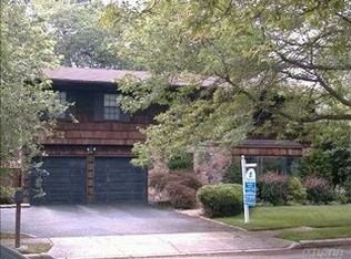 32 Roseanne Dr, Woodbury, NY 11797