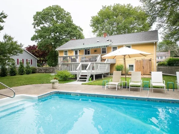 12 Brook Dr, Fairhaven, MA 02719