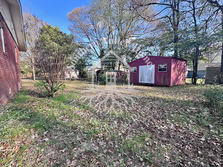 305 Sparta St — Photo 18