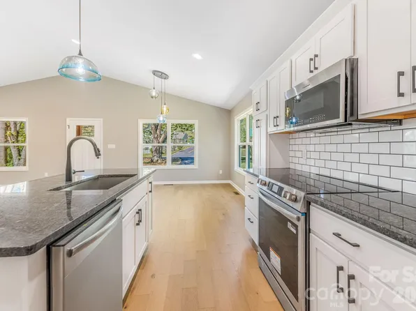 1196 Crabtree Rd, Waynesville, NC 28785
