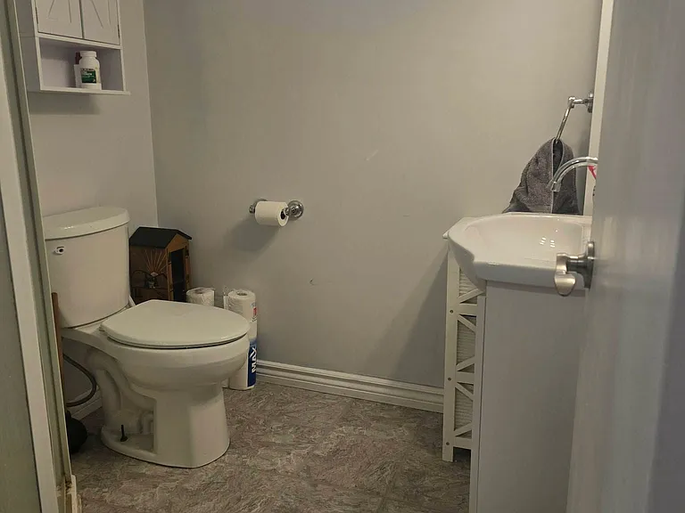 566 Chester St — Photo 9