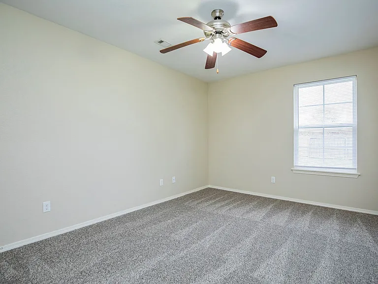 131 Foxglove St — Photo 8