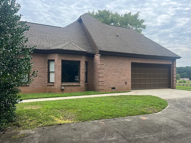 1521 Highway 74 S — Photo 11