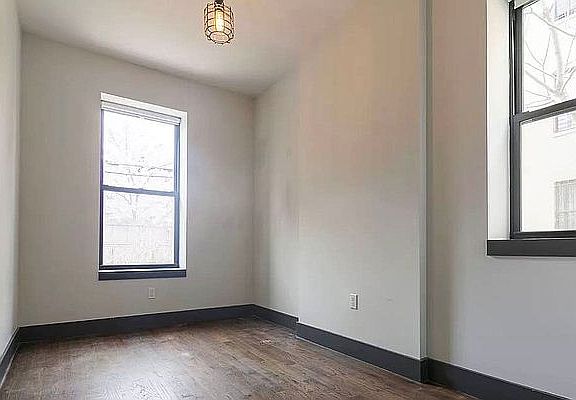 3rd image of 542 Kosciuszko St APT 1L