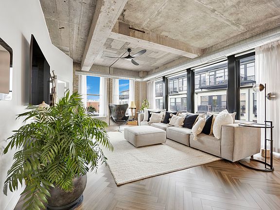 5th image of 1033 W 14th Pl Unit 337