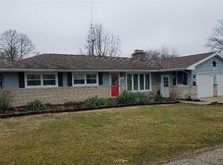 408 Cedar Dr, Charleston, IL 61920