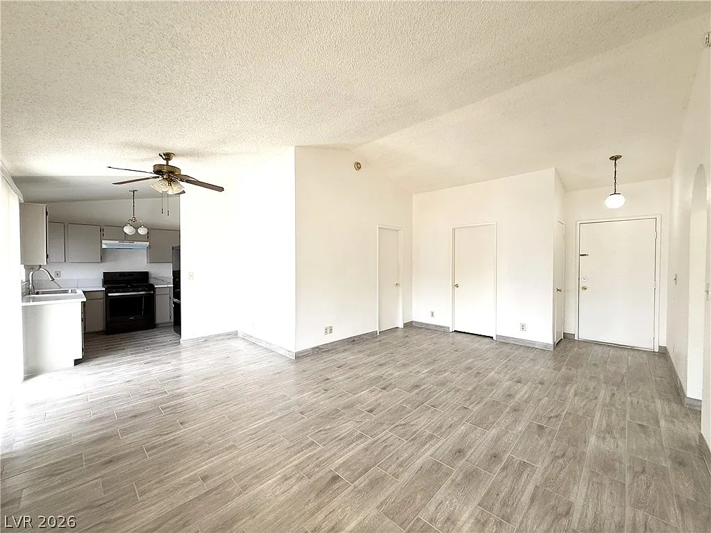 3 bed, 2.0 bath, 1025 sqft, $1,740 — Photo 3