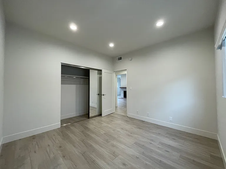 12840 Moorpark — Photo 13