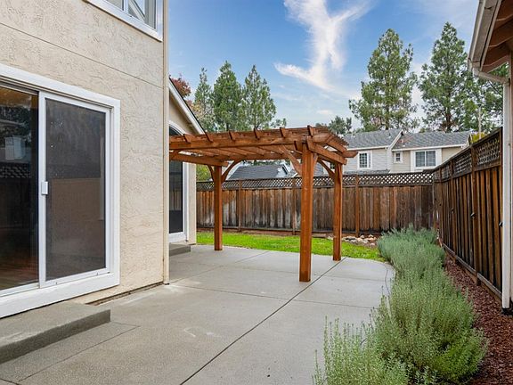 4th image of 915 Beechwood Circle