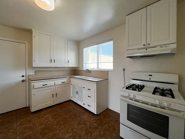 805 California Blvd — Photo 21