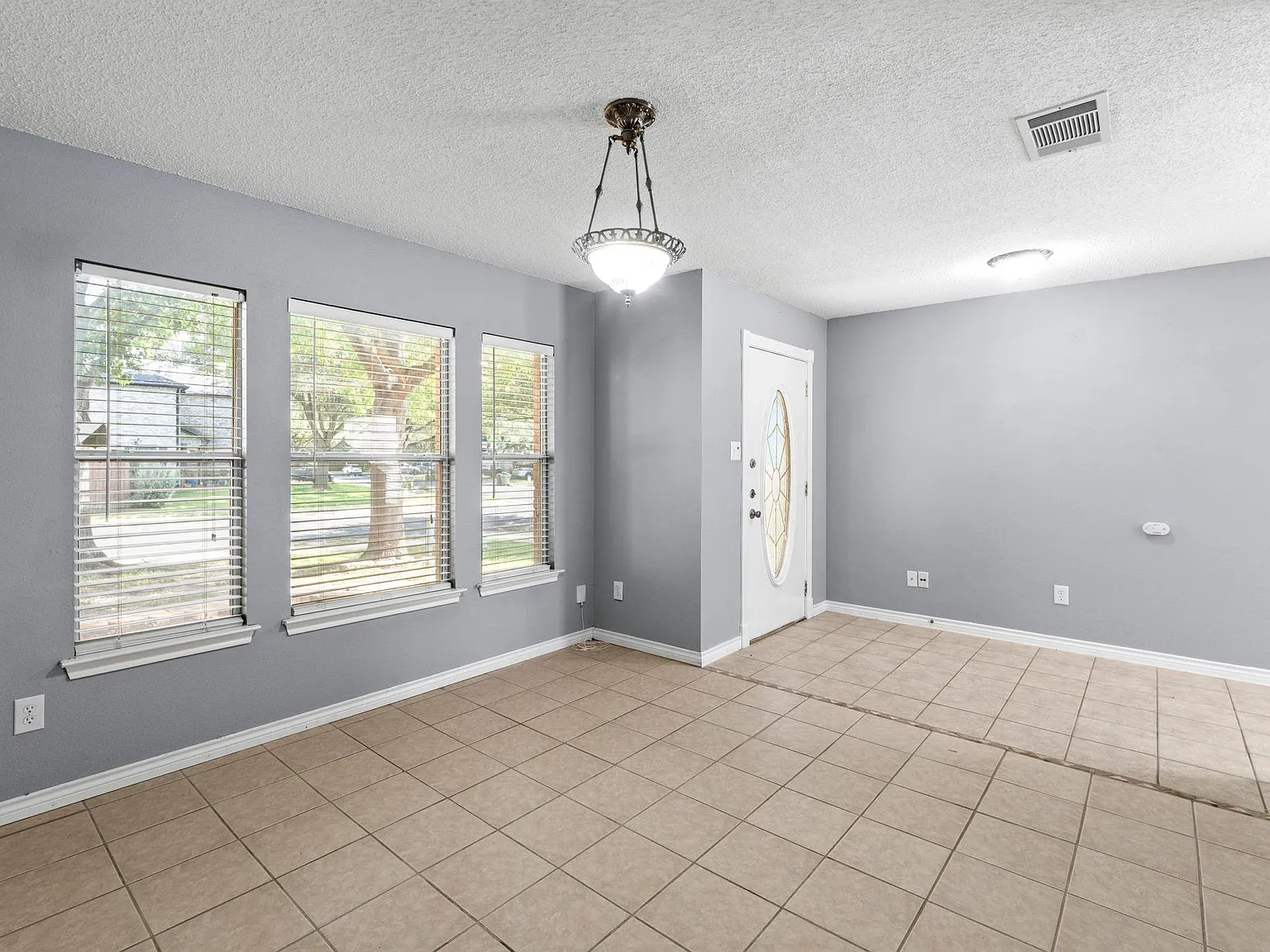 3 bed, 2.5 bath, 2351 sqft, $2,050 — Photo 4