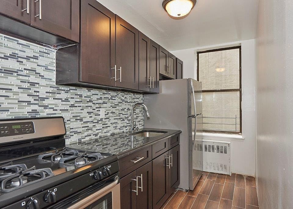 2nd image of 922 Bronx Park S APT 1A