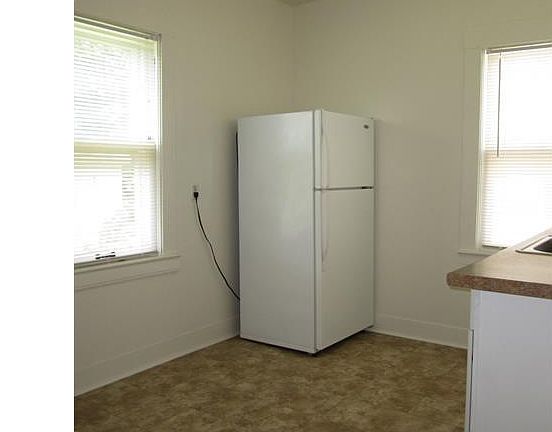 5th image of 2070 Lark St