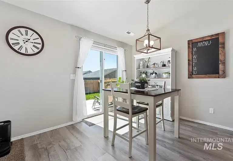 875 SW Crested St — Photo 10