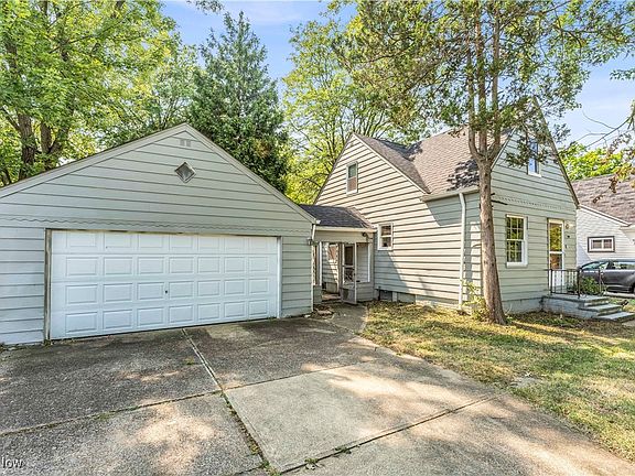 2nd image of 9519 Pinegrove Ave