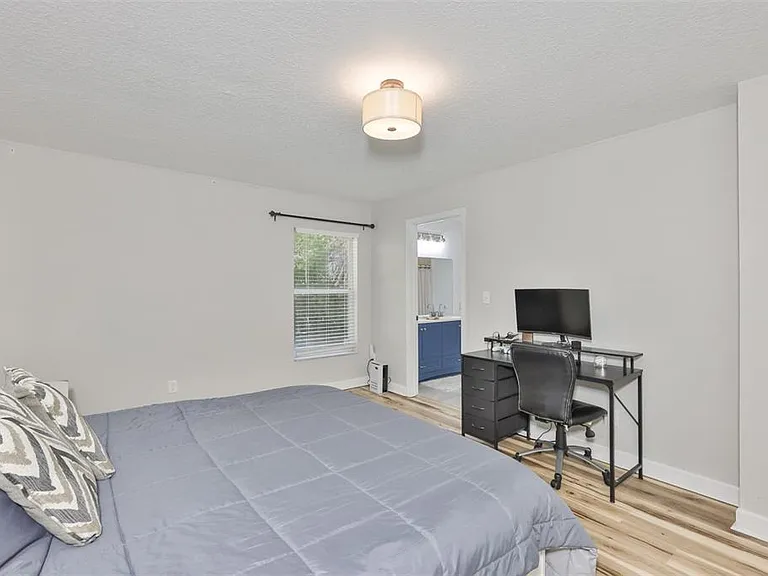 2331 W Chestnut St — Photo 21