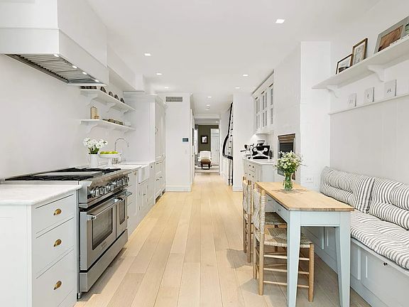4th image of 118 E 64th St
