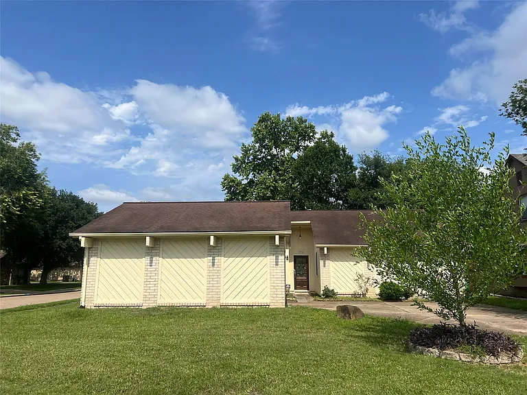 2134 Collingsfield Dr — Photo 2