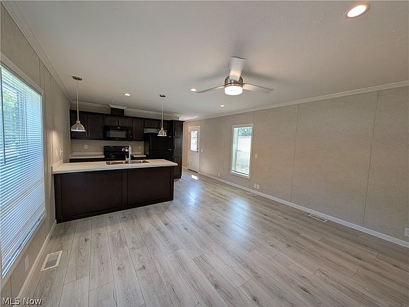 5th image of 205 Greenbriar St