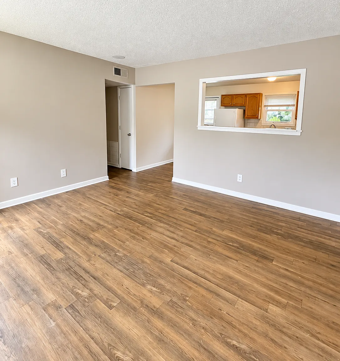 3 bed, 1000 sqft, $1,899 — Photo 2