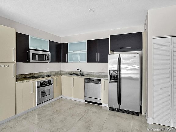 3rd image of 520 NE 29th St #902
