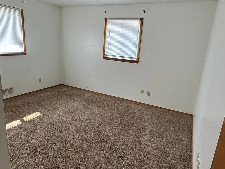 1903 E Avenue B — Photo 6