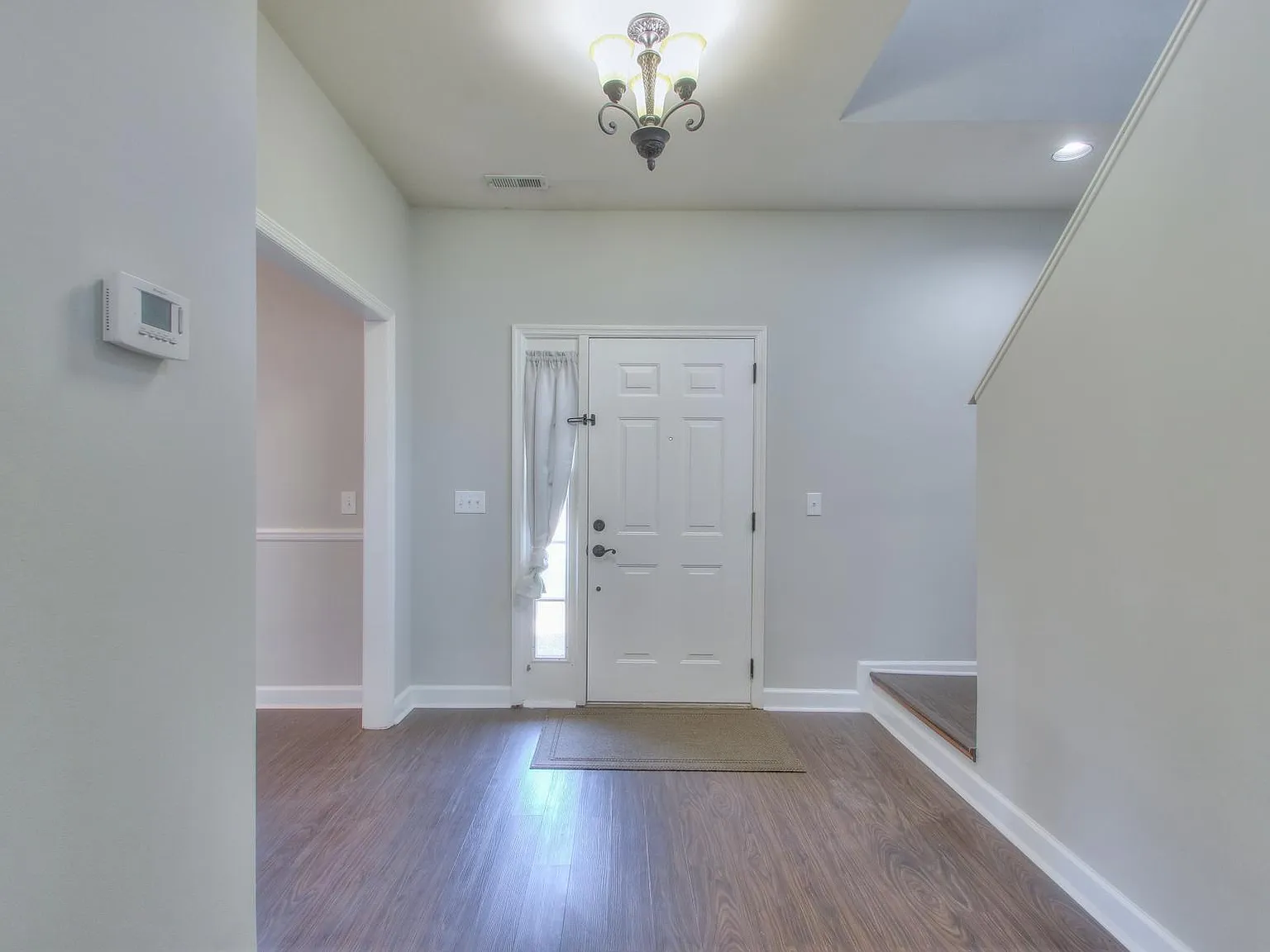 1027 Glastonbury Drive — Photo 4