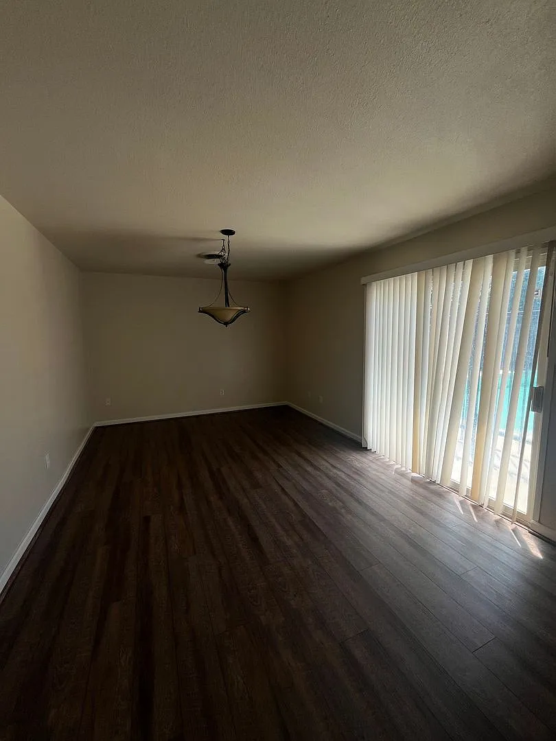4 Bed with Pool! — Photo 2