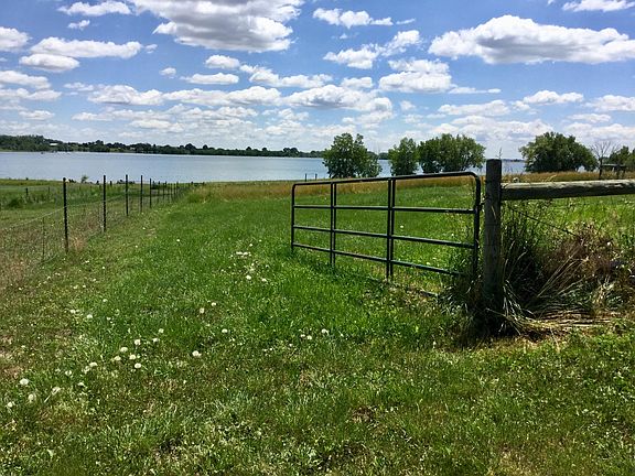 Great location in country setting with beautiful lake views!